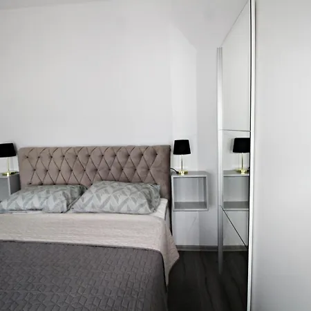Mell's - Yellow Apartment
