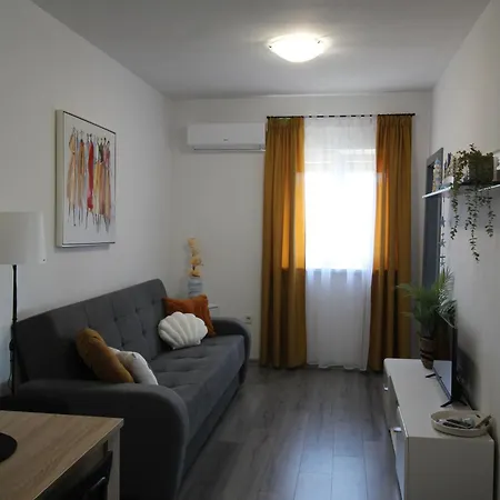 Mell's - Yellow Apartment Pula