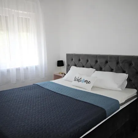 Mell's - Yellow Apartment *