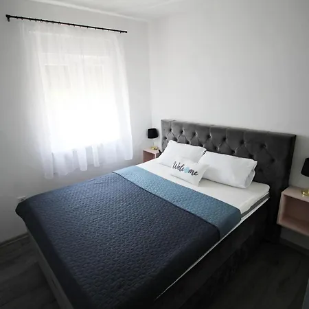 Mell's - Yellow Apartment