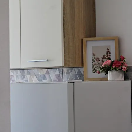 Mell's - Yellow Apartment *